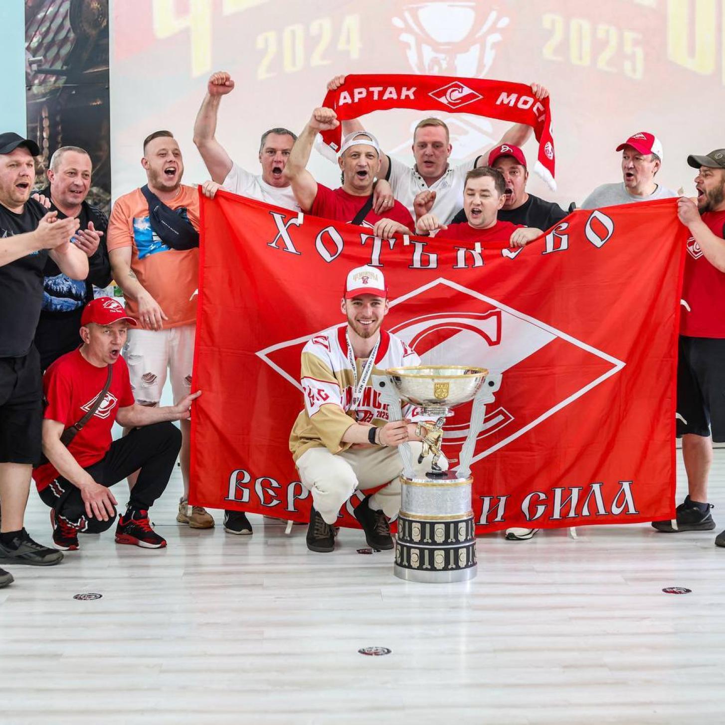 Игроки МХК «Спартак» продолжают чемпионские дни с Кубком Харламова