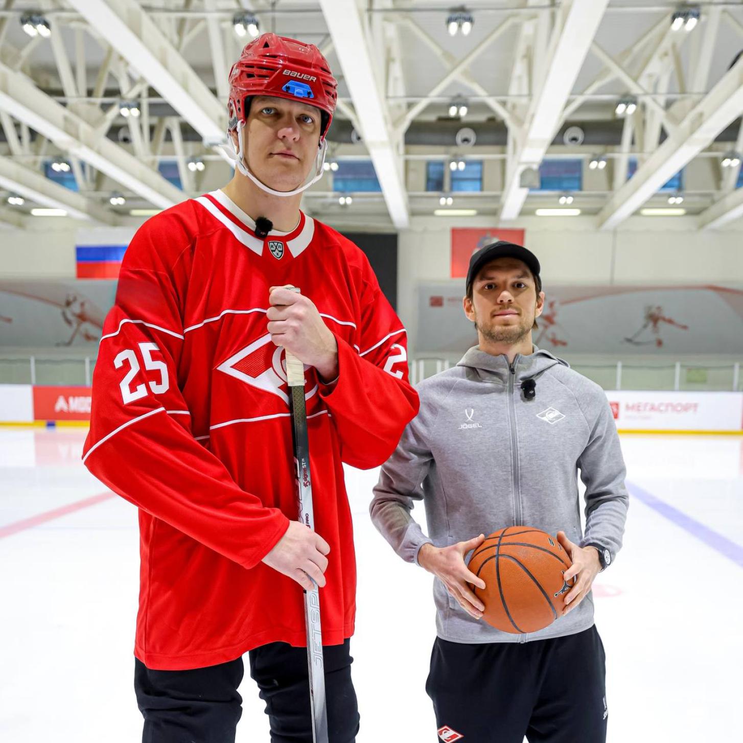 Тимофей Мозгов провёл тренировку на льду «Мегаспорта»! Репортаж клубного ТВ