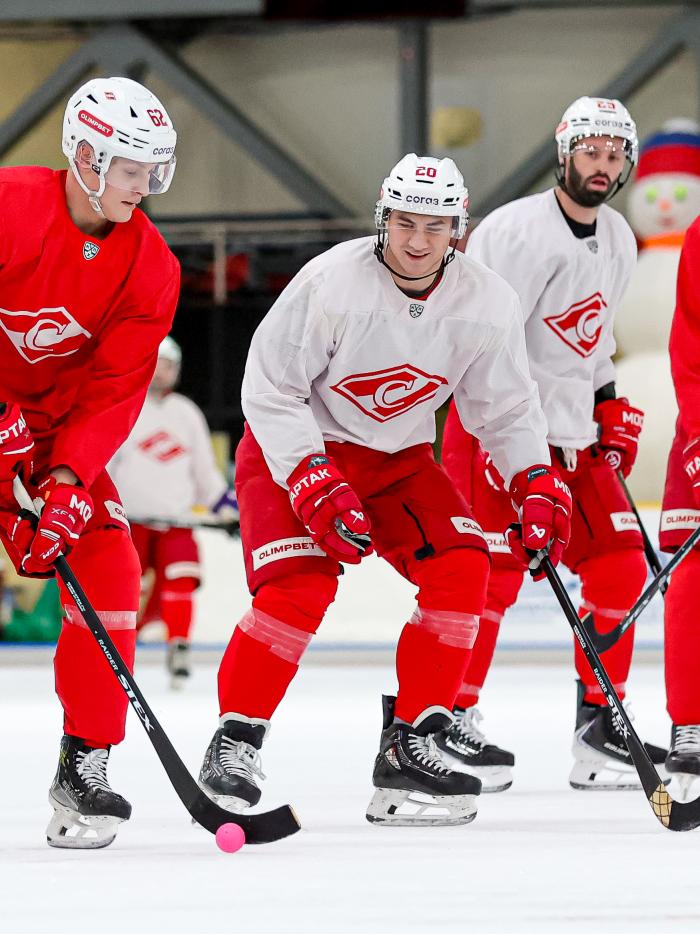 10.12.25 «Спартак» играет в хоккей с мячом