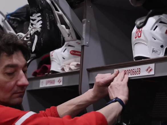 Как устроена раздевалка «Спартака» в выездной серии: репортаж клубного ТВ