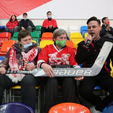 Дарите клюшки бабушкам!