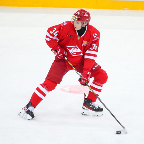 Жизнь на съёмной квартире с подъёмом в пять утра. Как Егор Савиков стал лучшим атакующим защитником МХЛ