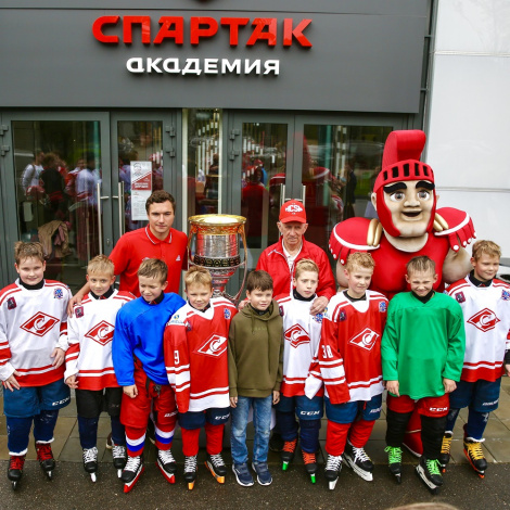 Александр Хохлачёв привёз Кубок Гагарина в Академию «Спартак»