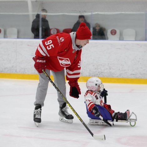 Игроки «Спартака» поздравили юных следж-хоккеистов