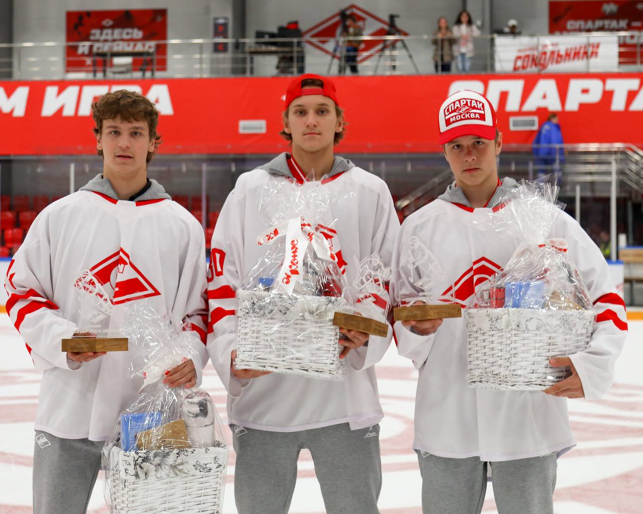 Лучшие игроки «Кубка Спартака» 2025: братья Анисимовы вместе с Ярославом Кузьменко – Данил слева, а Денис справа